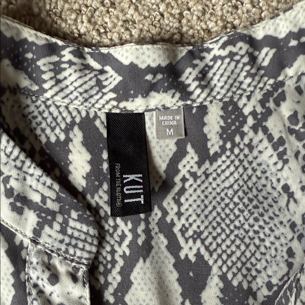Kut from the Kloth Gray and White Snake Top