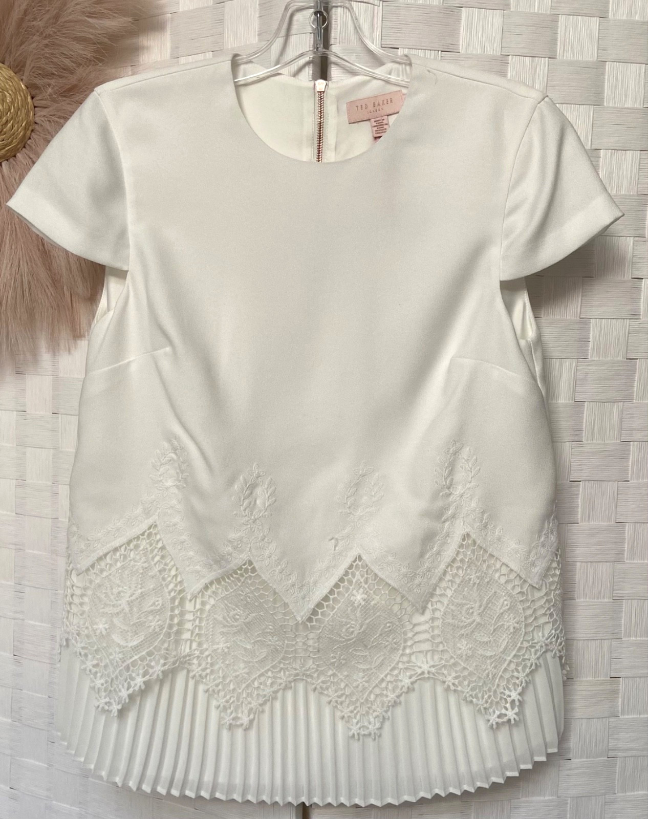 Ted Baker Off White Chevron Pleated Lace Trim Short Sleeve Top Gold Zip Size 1