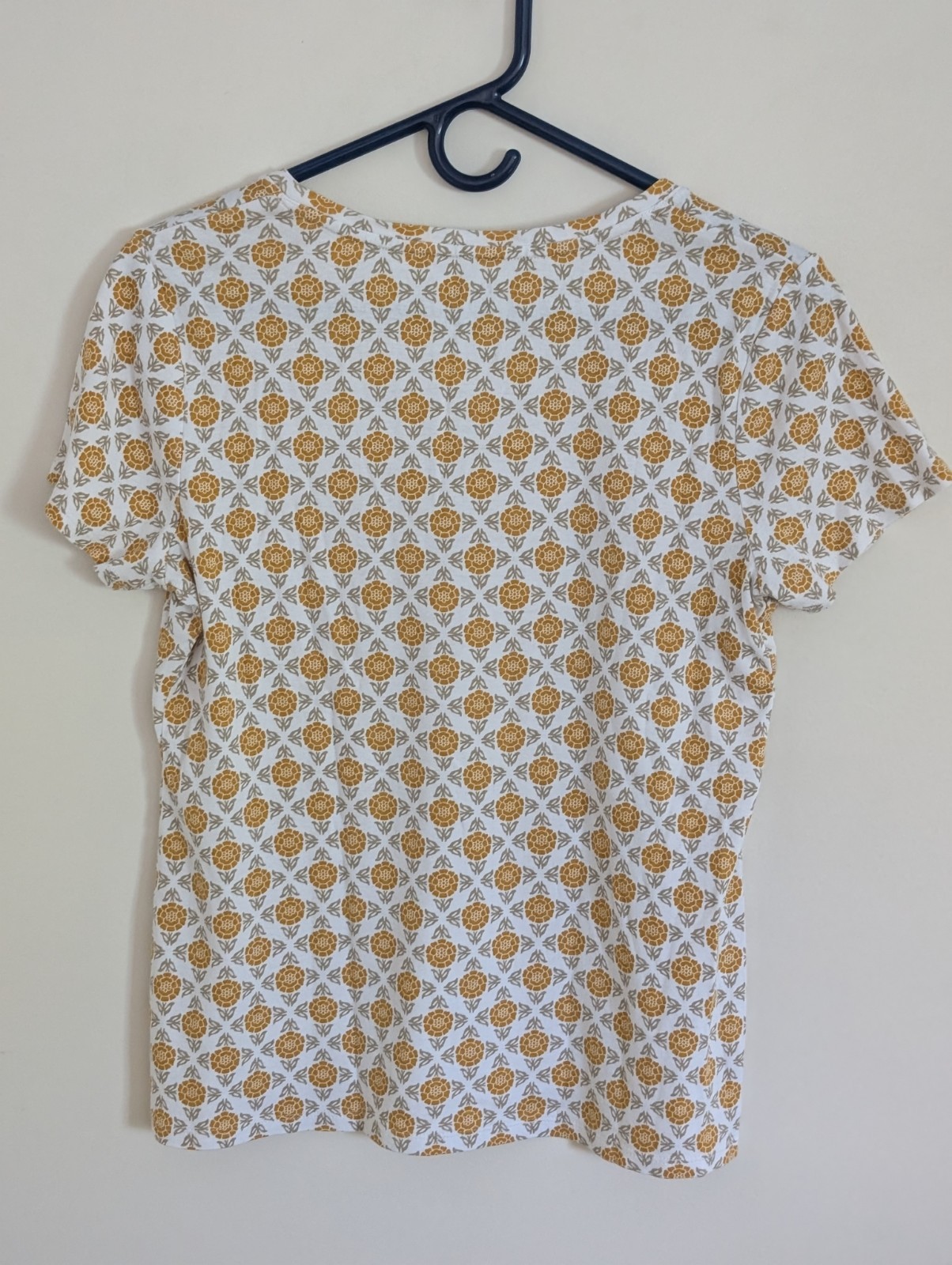 Croft & Barrow Floral White Yellow Gray Knit V-Neck Short Sleeve T-Shirt S