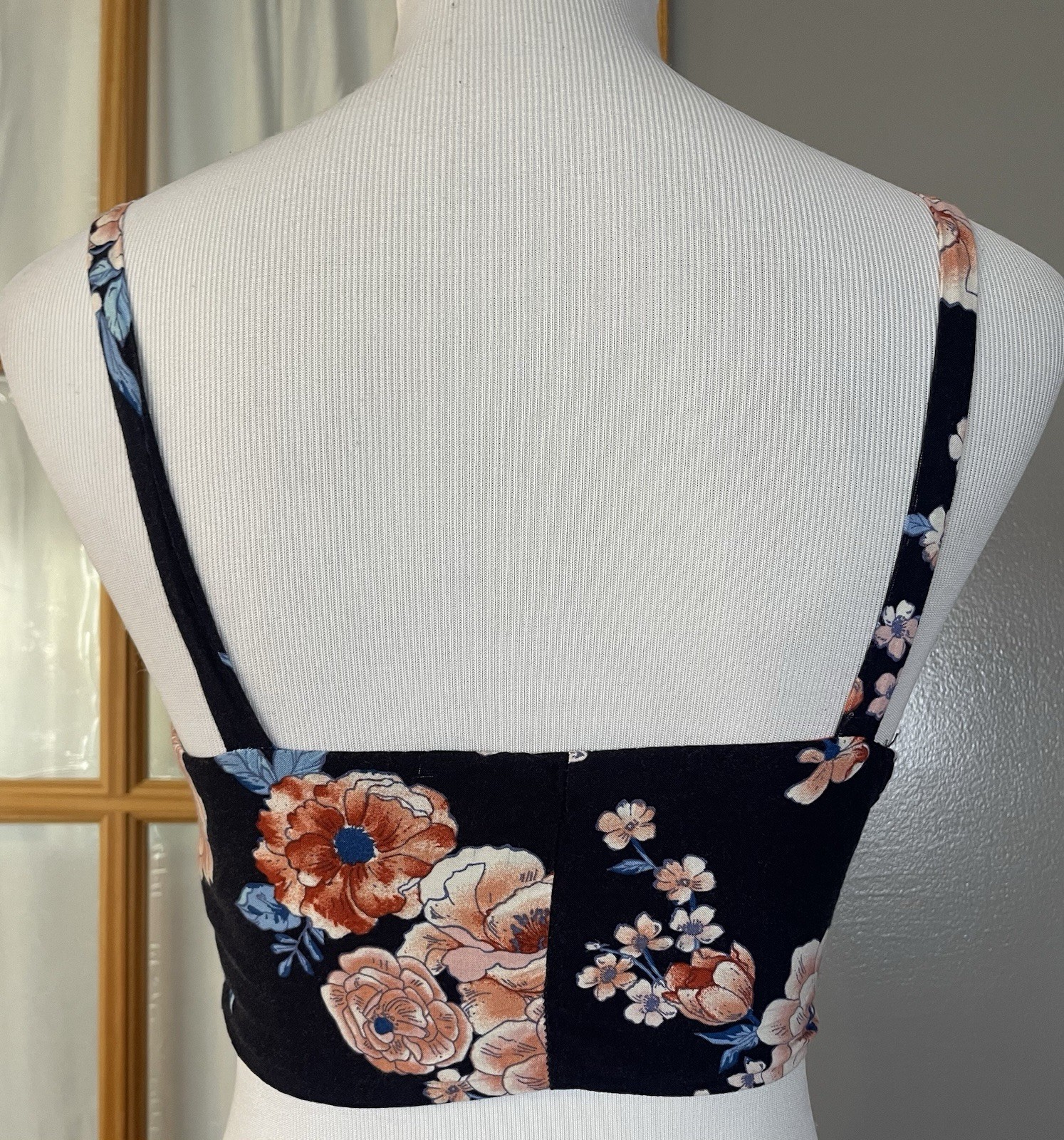 1+ FREE L’Atiste Crop Tank Top Women’s Sz S Flowers Stars Front Buttons Modern