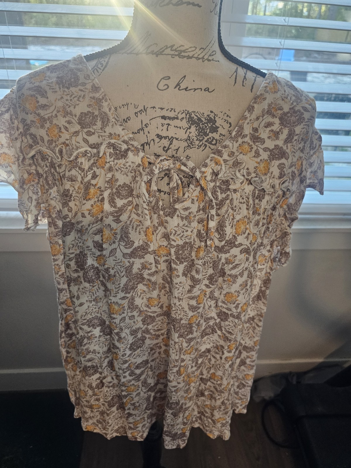 Women’s 2XL Ecru, Taupe, & Gold Floral Cap Sleeve Rayon Blouse By Old Navy
