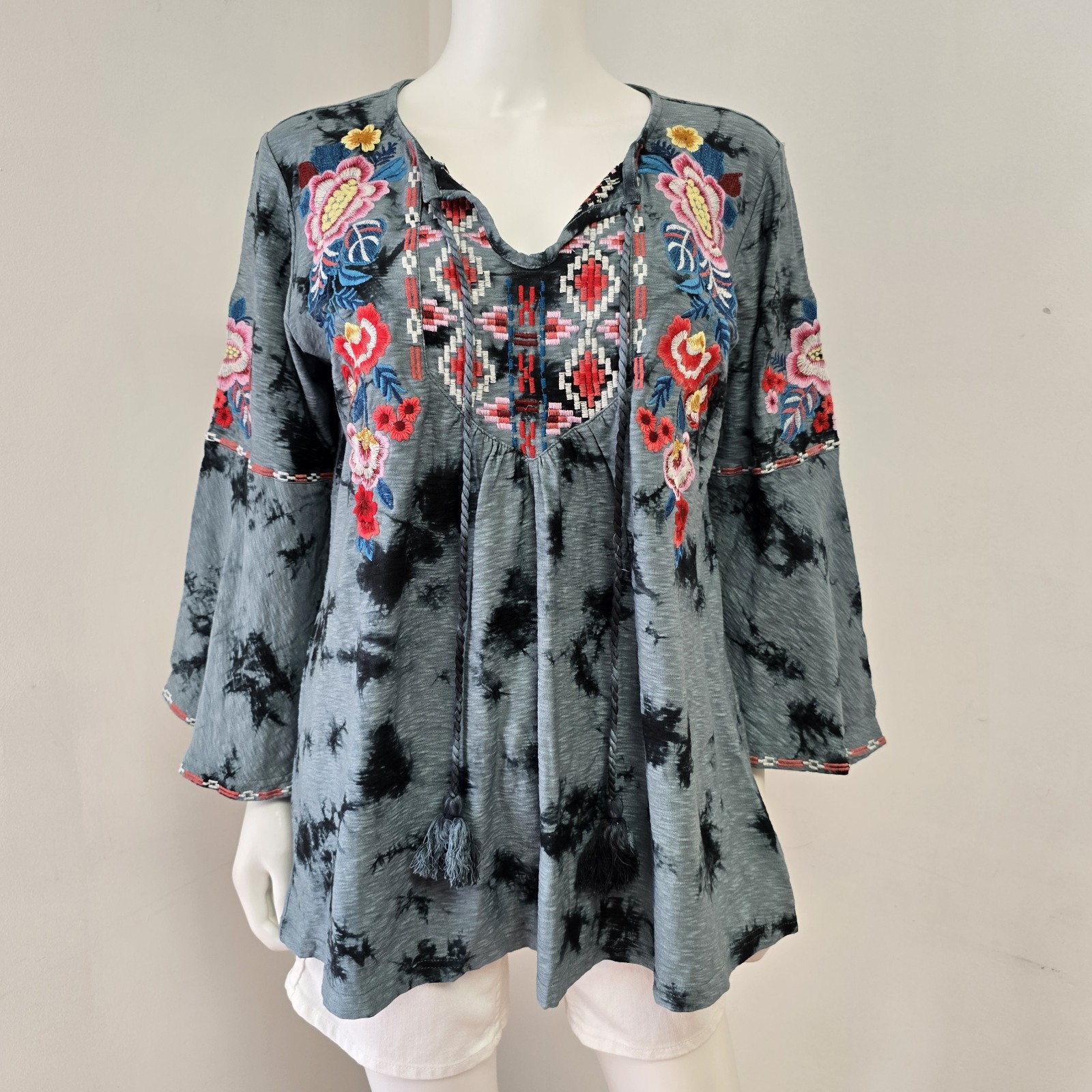 Avani Del Amour Tie Dye Embroidered Boho Top Size S Gray Floral Tassels Flare Sl