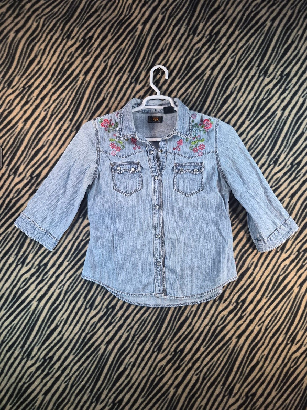 Route 66 Women’s Light Wash Denim Floral Embroidered 100% Cotton Shirt w Flaw