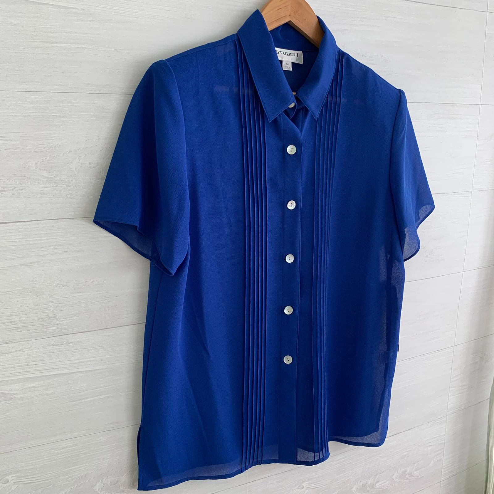NWT Studio I – Blue sheer short sleeve button front top pleats, sz 14