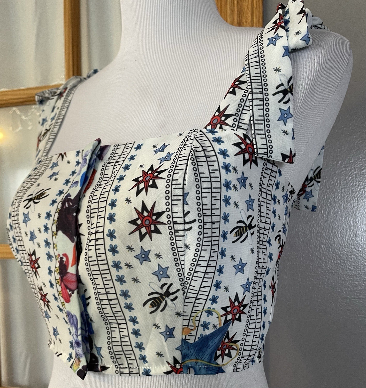1+ FREE L’Atiste Crop Tank Top Women’s Sz S Flowers Stars Front Buttons Modern