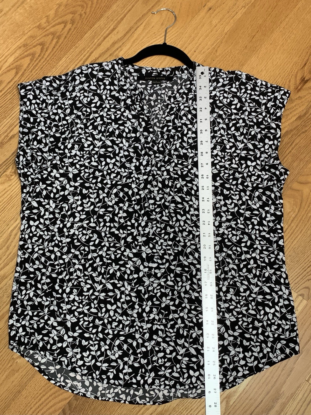 Cynthia Steffe Womens L Black White Floral Chiffon V-Neck Short Sleeve Blouse