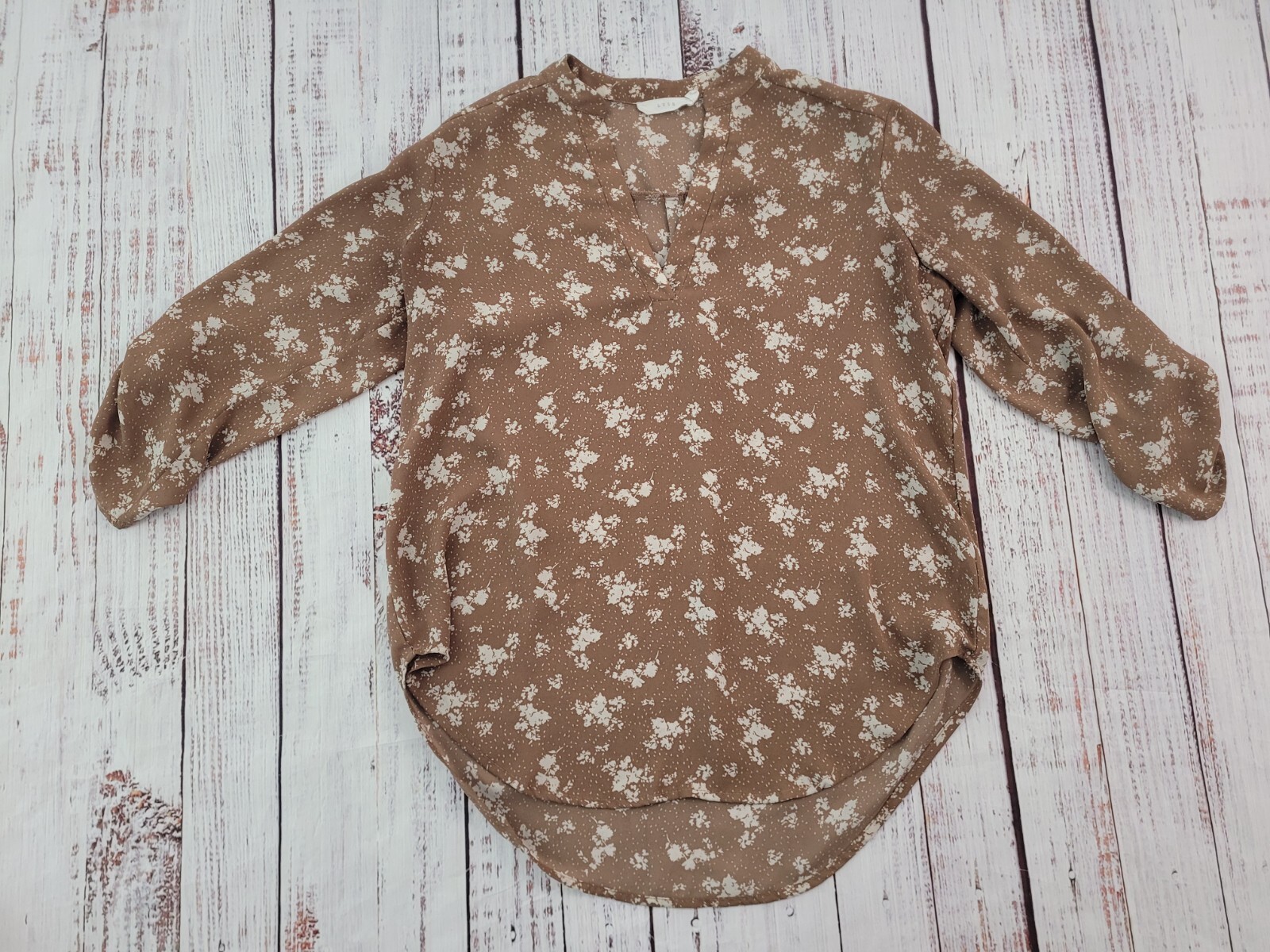 Lush Mocha Stone Roll Tab Sleeve Dolphin Hem Floral Print Blouse Women’s S