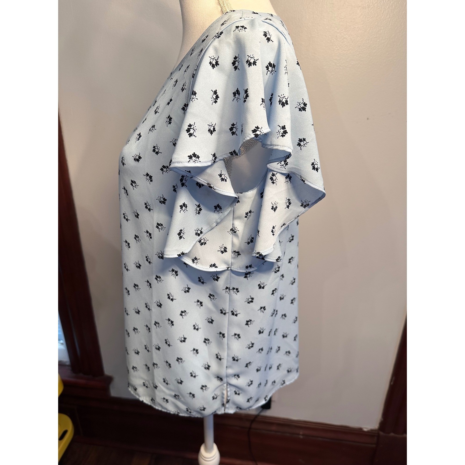 Ann Taylor Factory Blue Floral Flutter Sleeve Blouse Crew Neck Keyhole Back Sz S