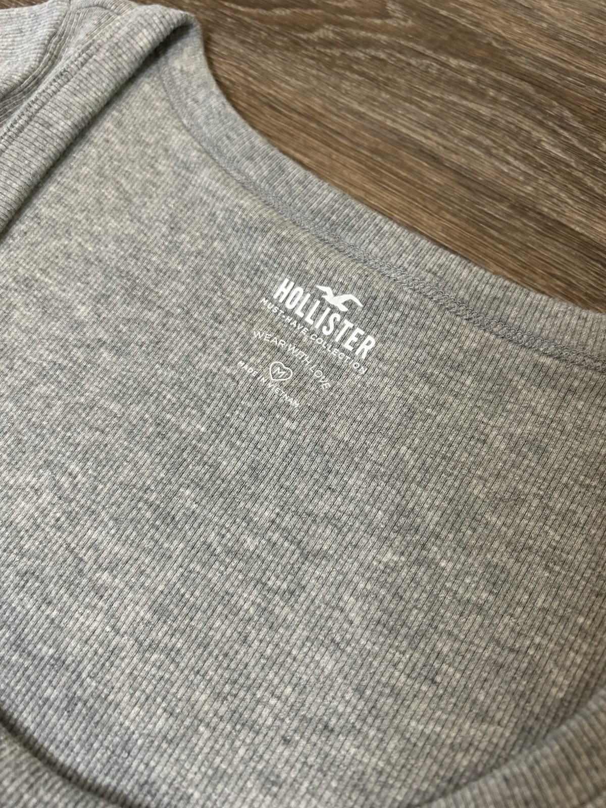 Hollister Women’s Gray Solid Ribbed Knit Scoop Neck Stretch Tee Medium Crop Top