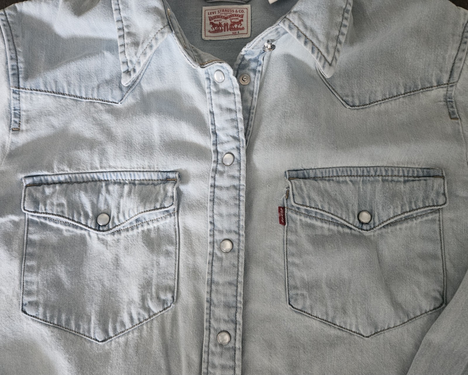 Levis Womens Small Light Wash Denim Western Pearl Snap Shirt Blue Long Sleeve