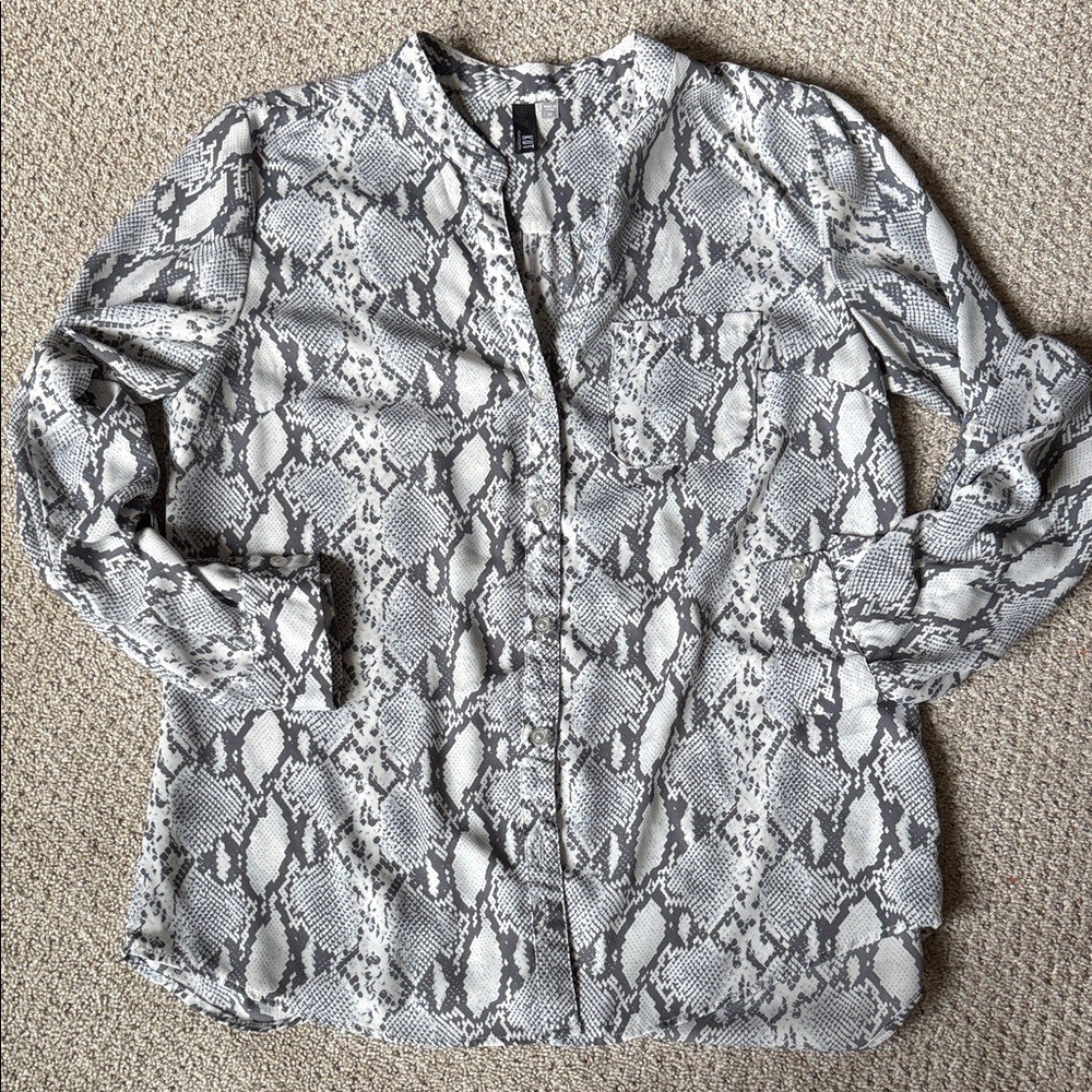 Kut from the Kloth Gray and White Snake Top