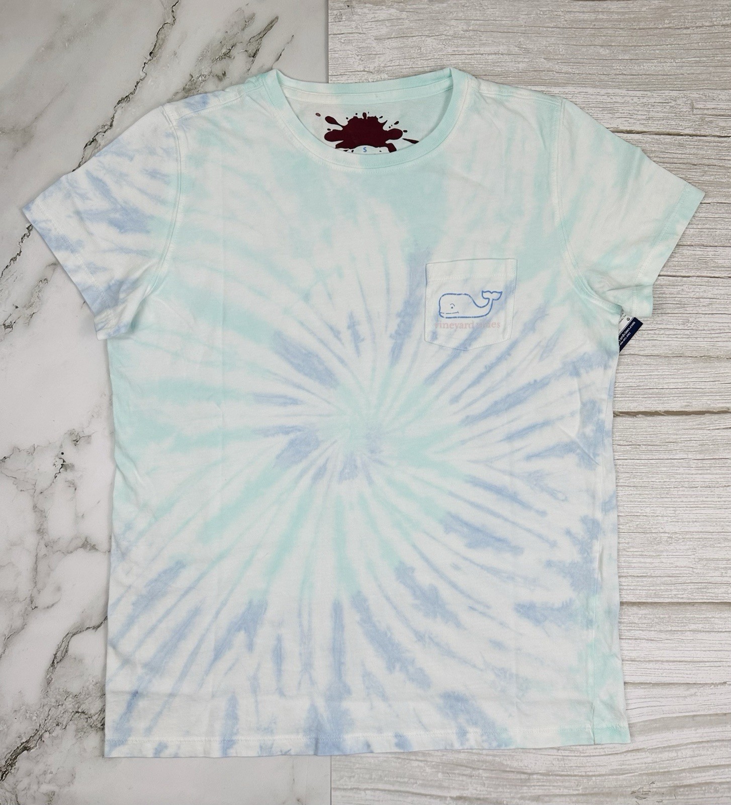 Vineyard Vines Women’s Small Tie-Dye Whale Logo Pocket Tee – Pima Cotton