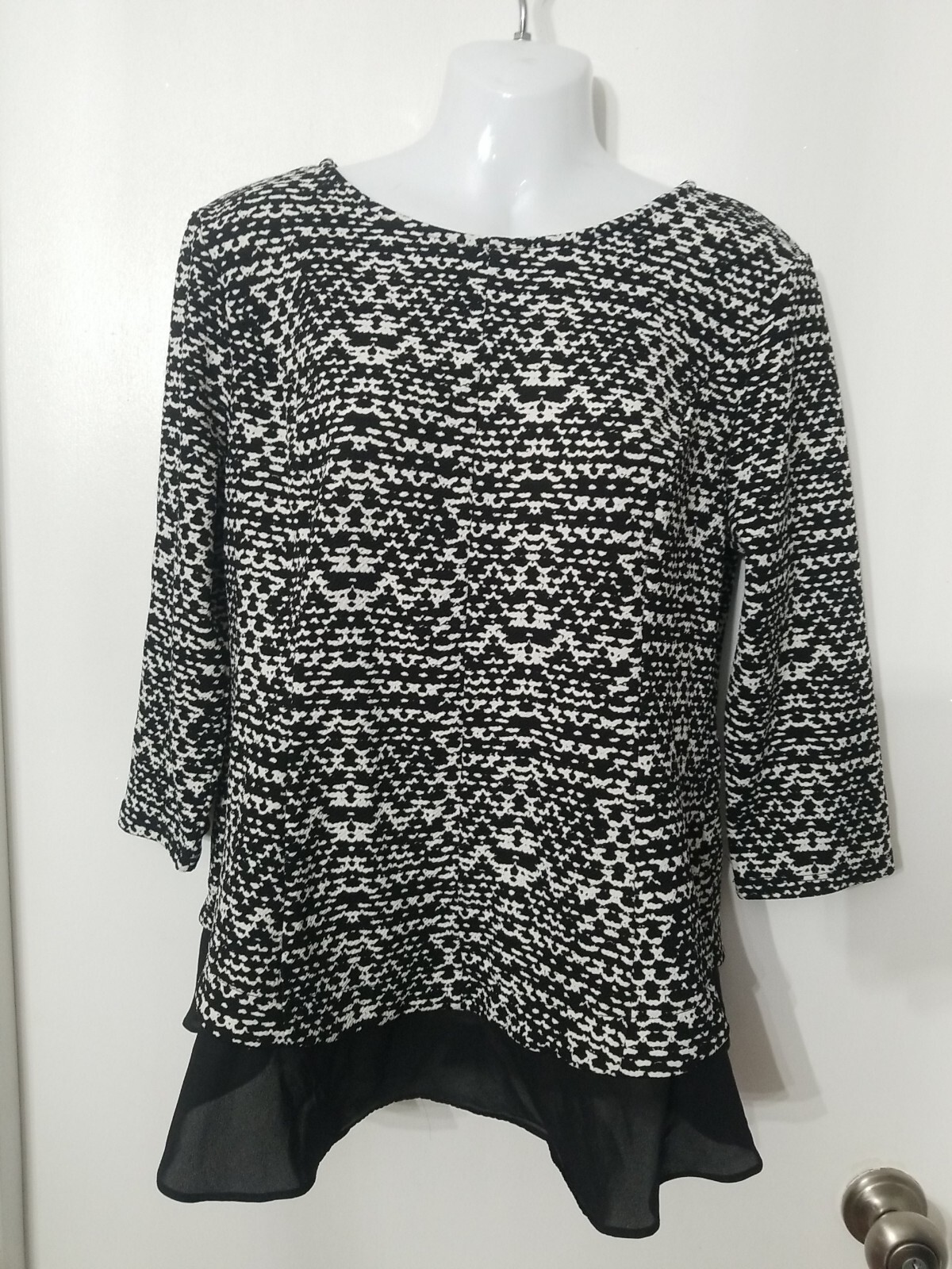 CASUAL COUTURE By Green Envelope Black & White 3/4 Sleeve Ruffle Career Top M US