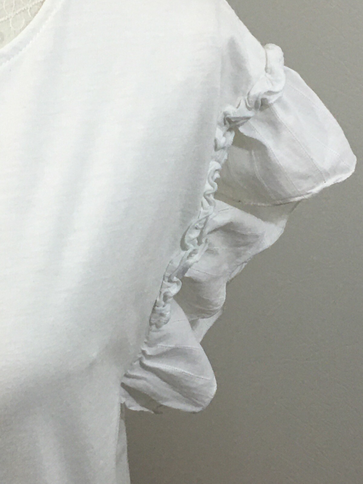 A.N.D. Ladies Top Sz M White Ruffle Cap Sleeve Hi Lo Hem Pullover