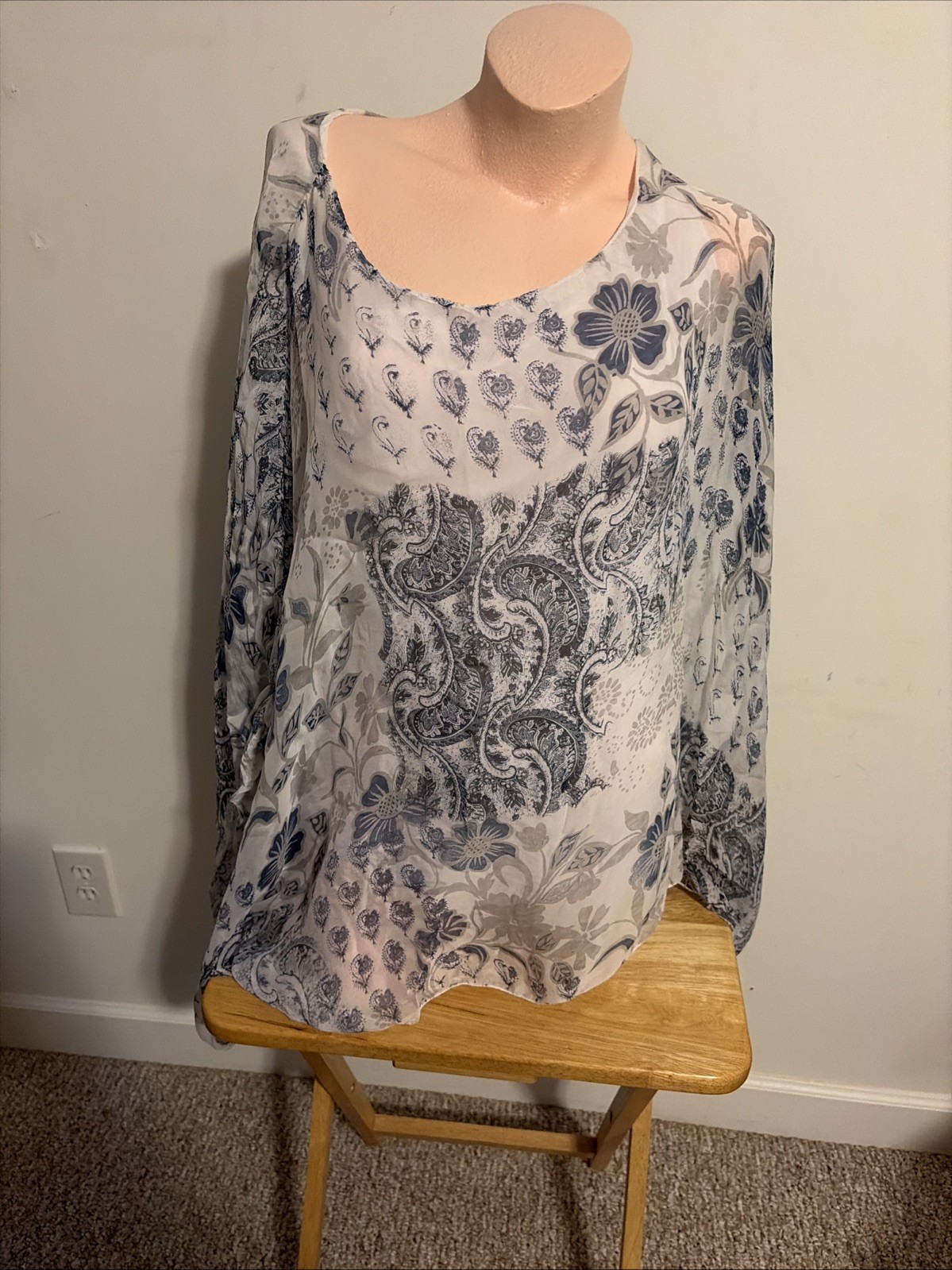 Saks Fifth Avenue Flowy Blouse Blue/white Italian Silk Sz XL paisley pattern.