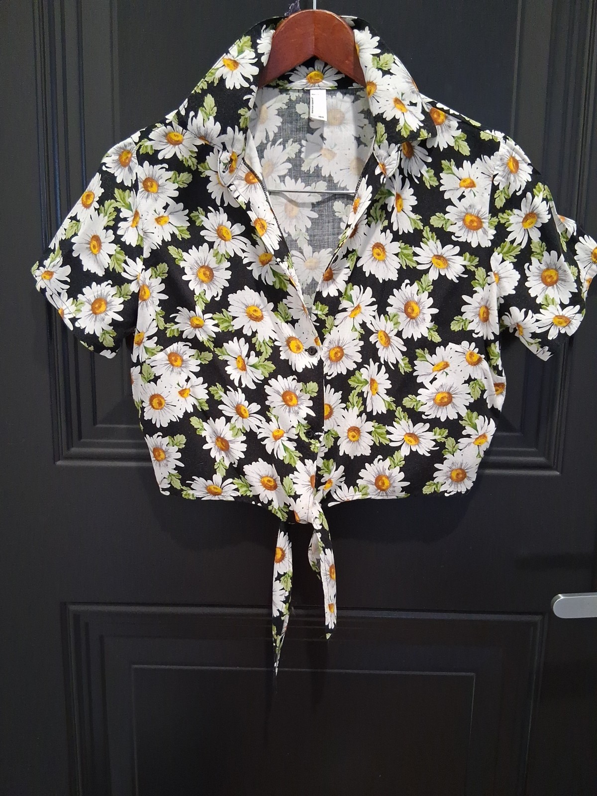 American Apparel Top Women XS-S Black Floral Cropped Short-Sleeve Shirt Buttons