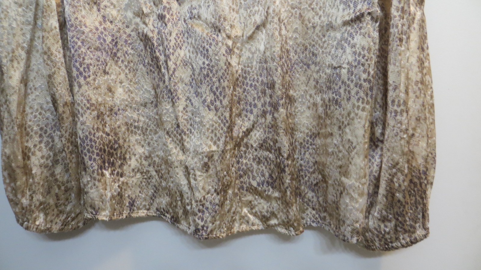 Tommy Bahama Blouse Shirt Womens Medium Beige Shiny Animal Print Art City FLAW