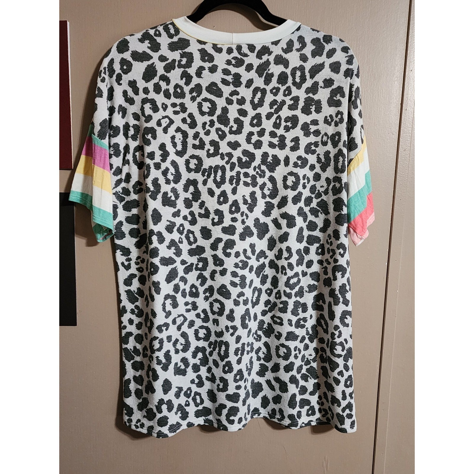 Unbranded Leopard Print Tee Rainbow Stripe Sleeve Size XL Grey White Rainbow