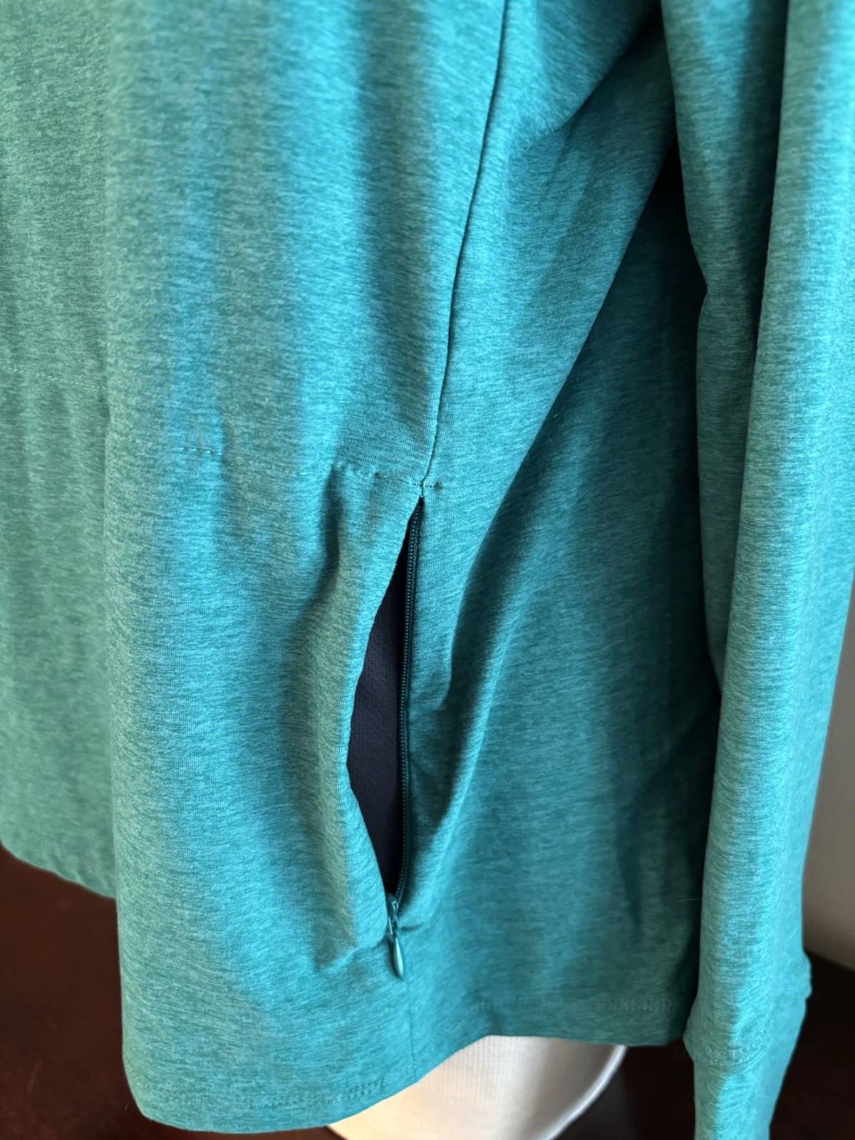 We Wander Women’s Long Sleeve Teal Exercise Top With Front Pockets Size XL