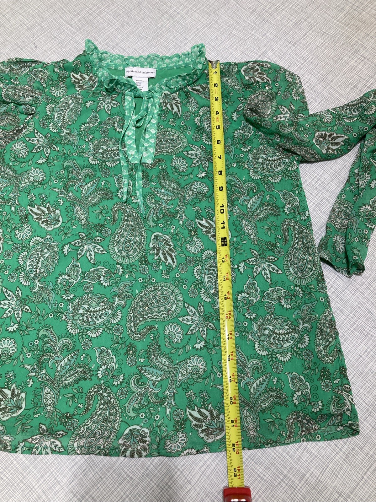 Cupcakes & Cashmere Green Paisley Ruffle Blouse Top XS EUC Puff Sleeve Tie Neck