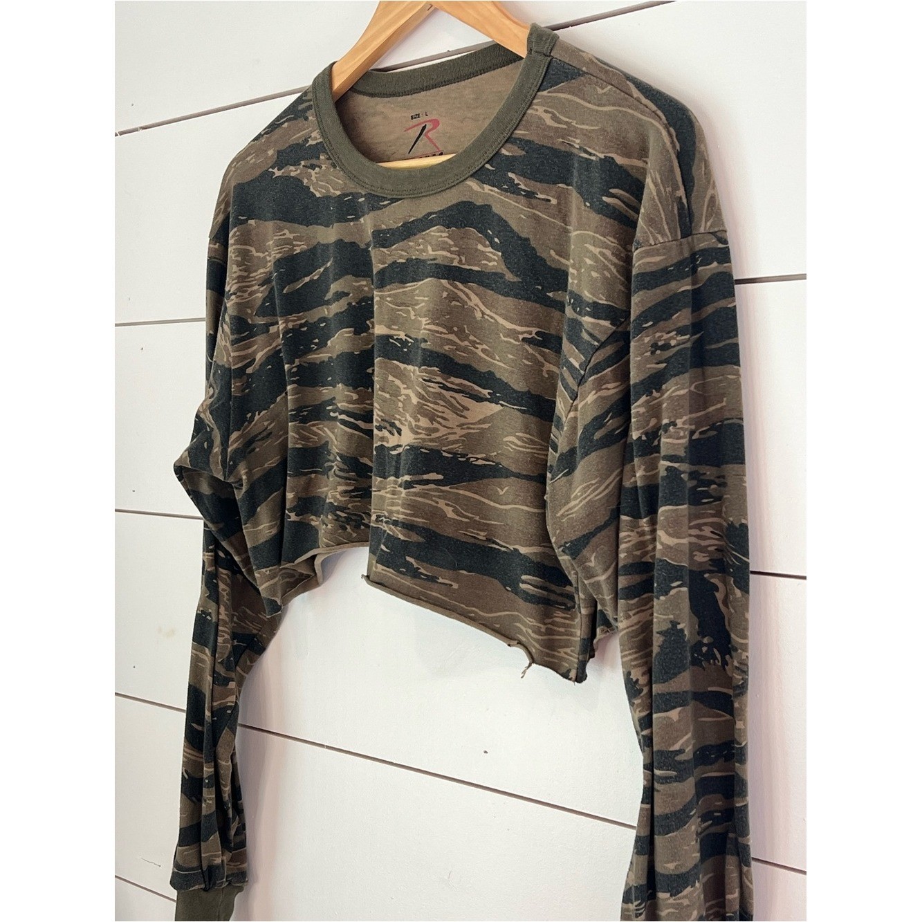 Rothco Camo Cropped Long-Sleeve Top/ indie sleaze