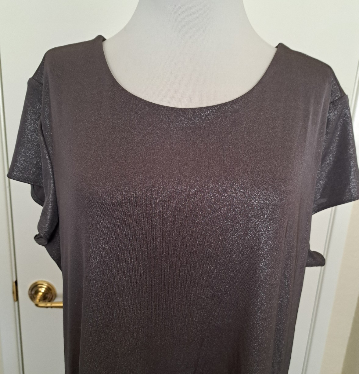 CHICO’S TRAVELERS SIZE 3 – METALLIC GRAY SPARKLE KNIT TOP SHORT SLEEVE