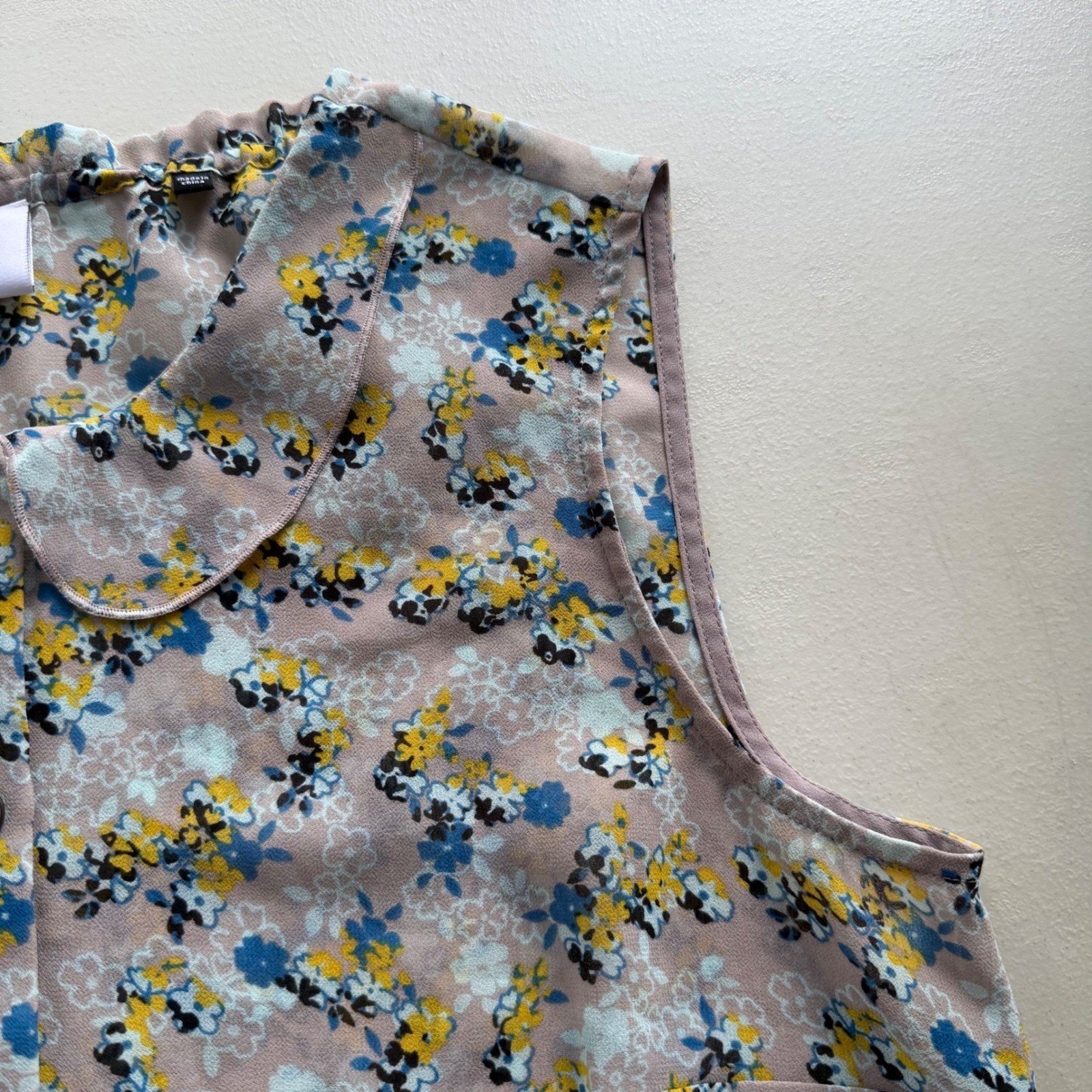 Cabi Womens M Yellow Blue Gray Mix Floral Button Sleeveless Offsides Blouse 5221
