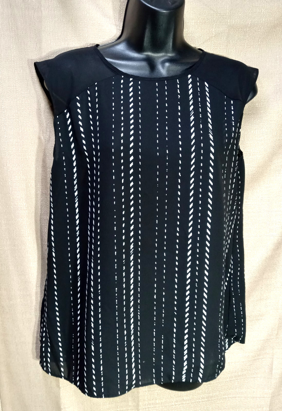 Apt 9 Sz Medium Black w/ White Pattern Sleeveless Back Gold Tone Buttons Blouse