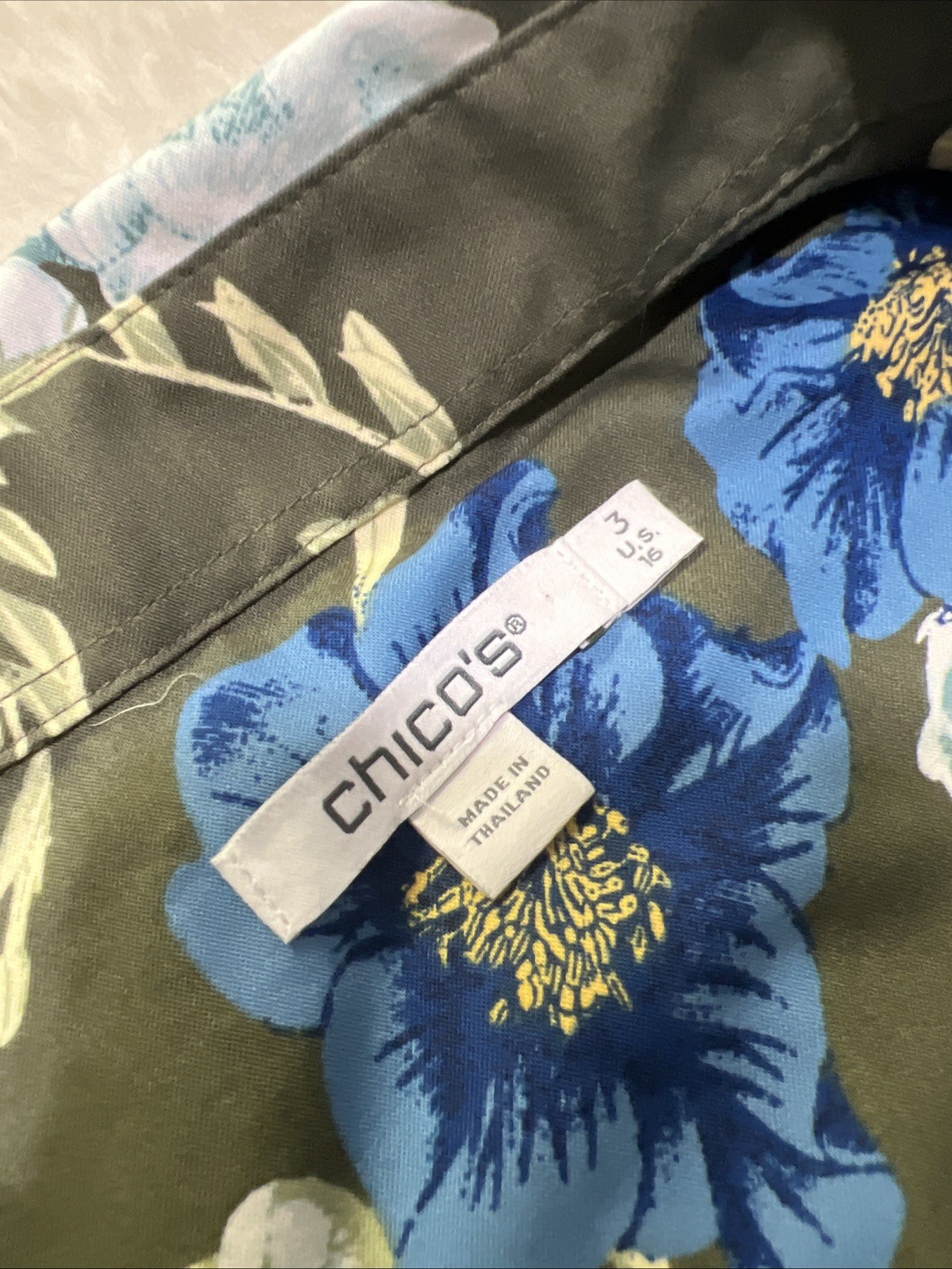 Chicos Sateen Floral Button Front Blouse Olive Green Background Collar Sz 3 (16)