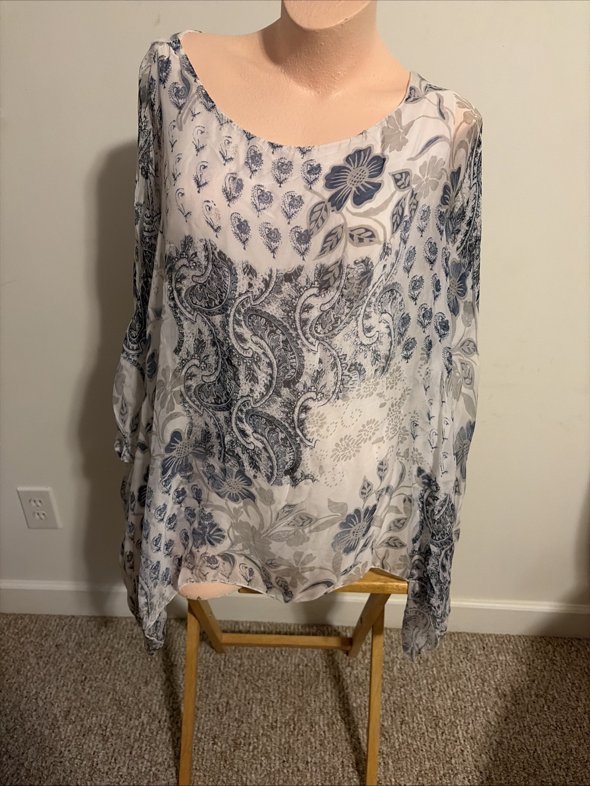 Saks Fifth Avenue Flowy Blouse Blue/white Italian Silk Sz XL paisley pattern.