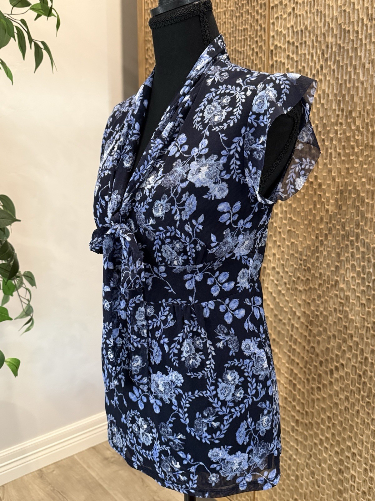 New York & Company Women’s Blue White Floral Mesh Nylon V-Neck Tie Blouse Med