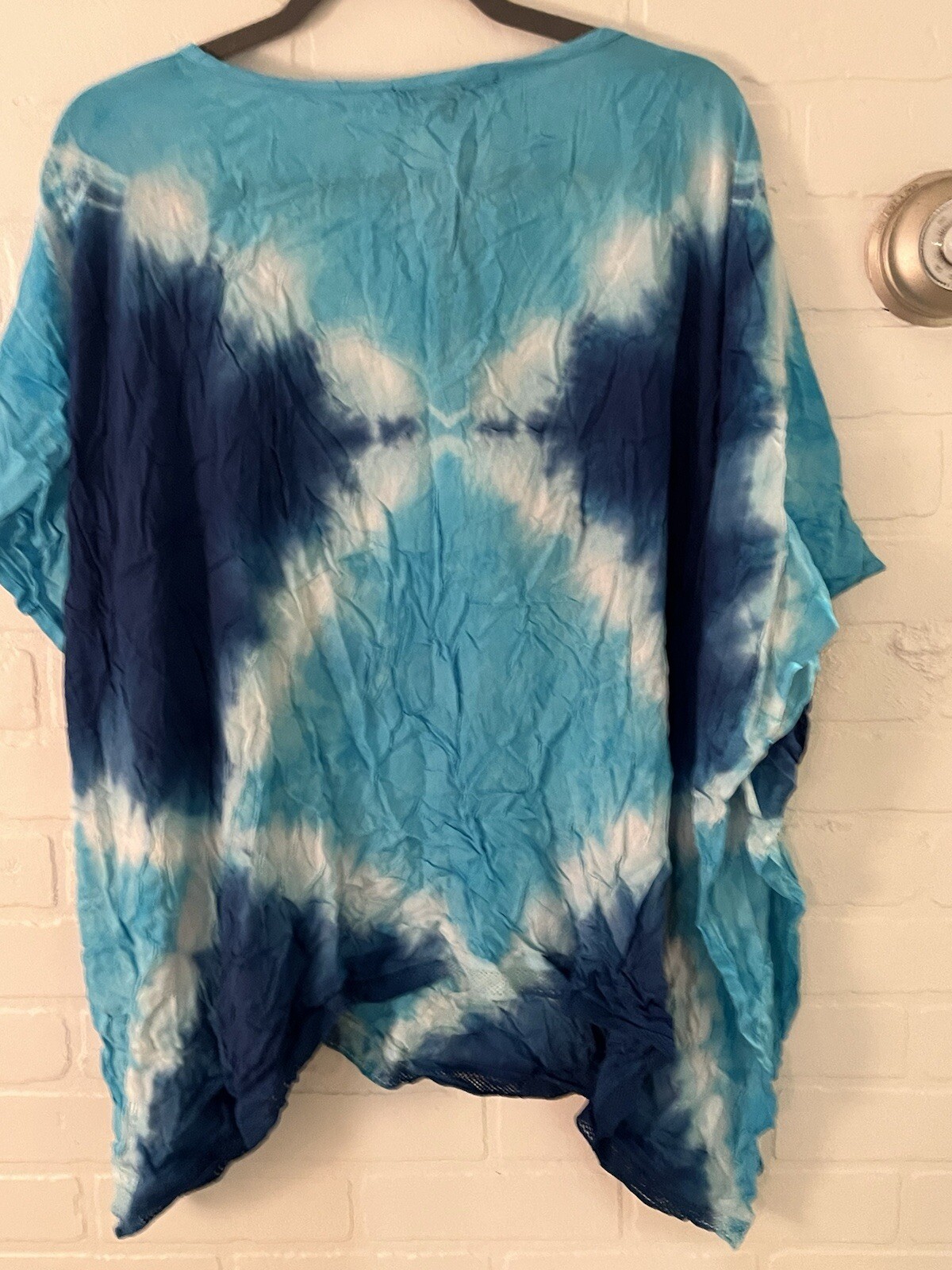 Unique Spectrum Shirt Women’s Large Blue, Teal & White Short Sleeve Vacations