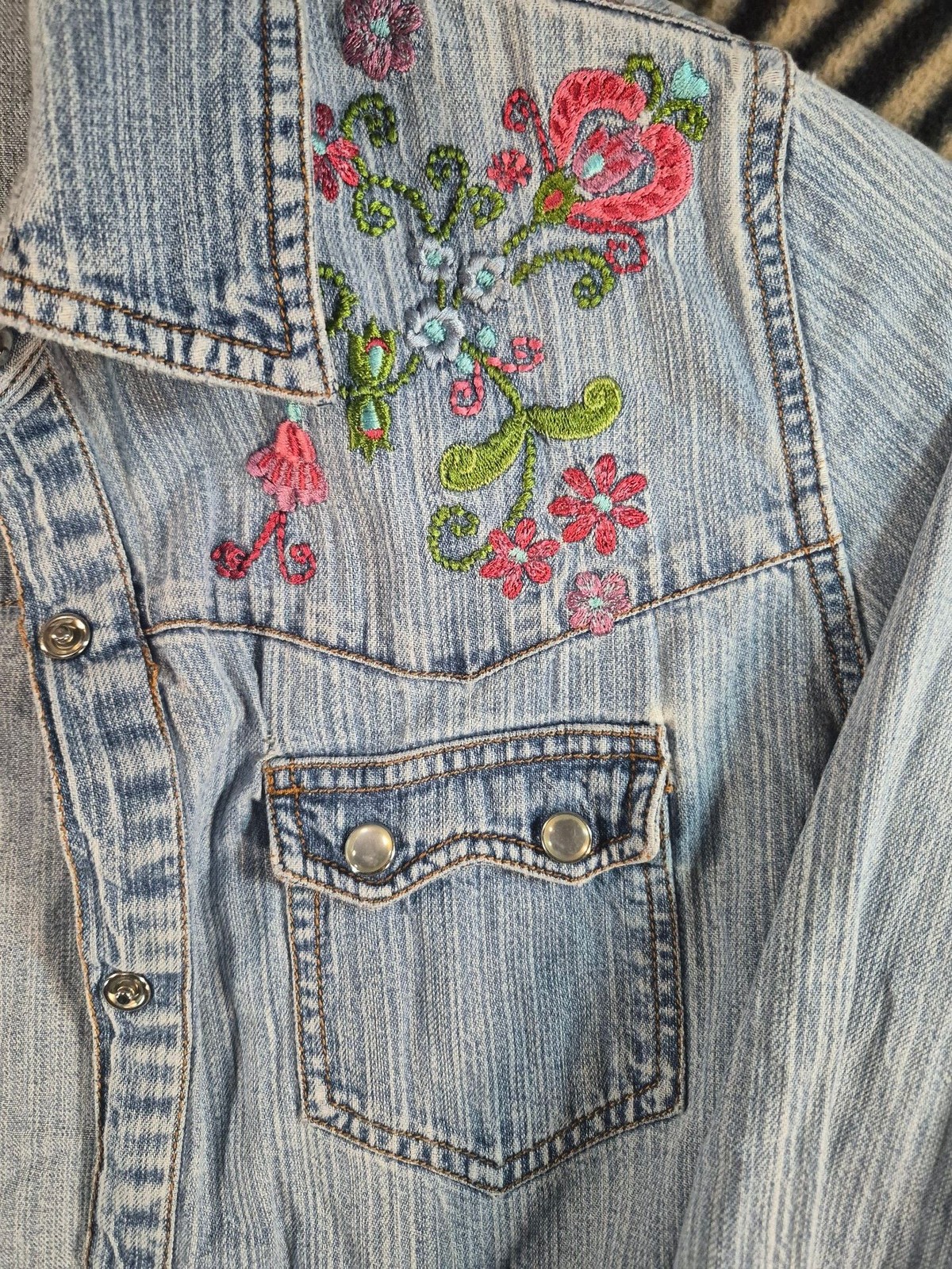 Route 66 Women’s Light Wash Denim Floral Embroidered 100% Cotton Shirt w Flaw