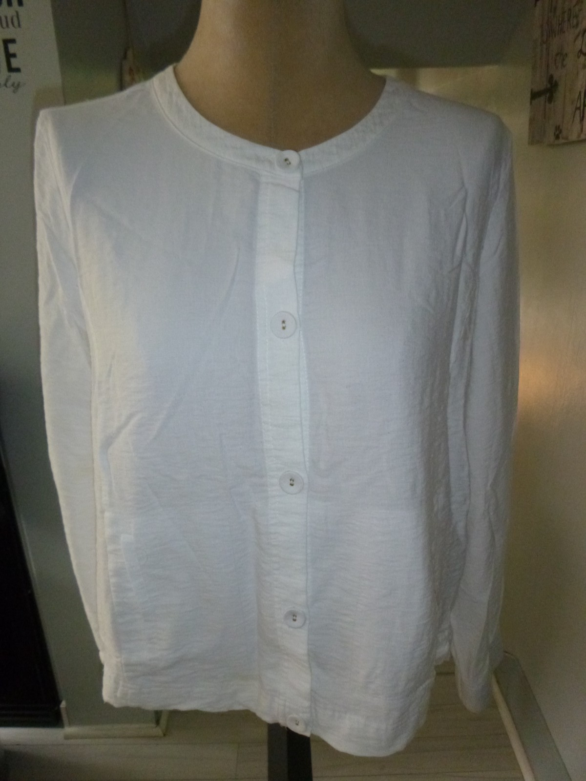 WOMANS SIZE 18″LIZ CLAIBORNE”WHITE LIGHTWEIGHT CAN USE AS A JACKET BUTTON SHIRT