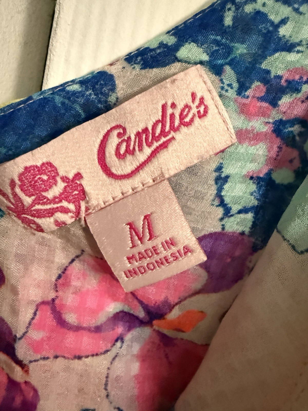 Candie’s Tops V Neck Ruffle, Lace, Cami, Pleated Size M