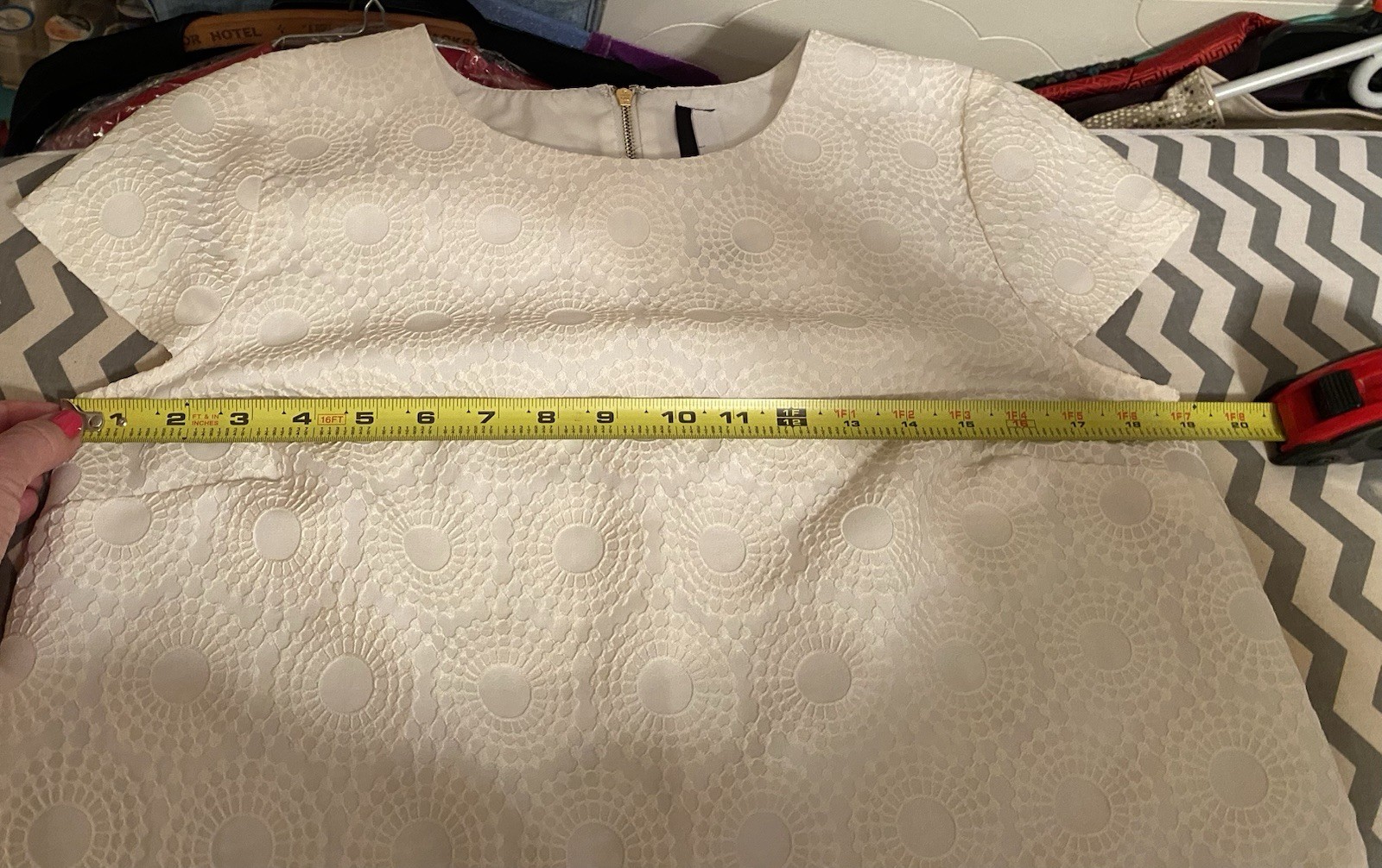 Kensie Women M Beige Poly-Backed Stretch Crochet Top Decorative Zipper & Pull