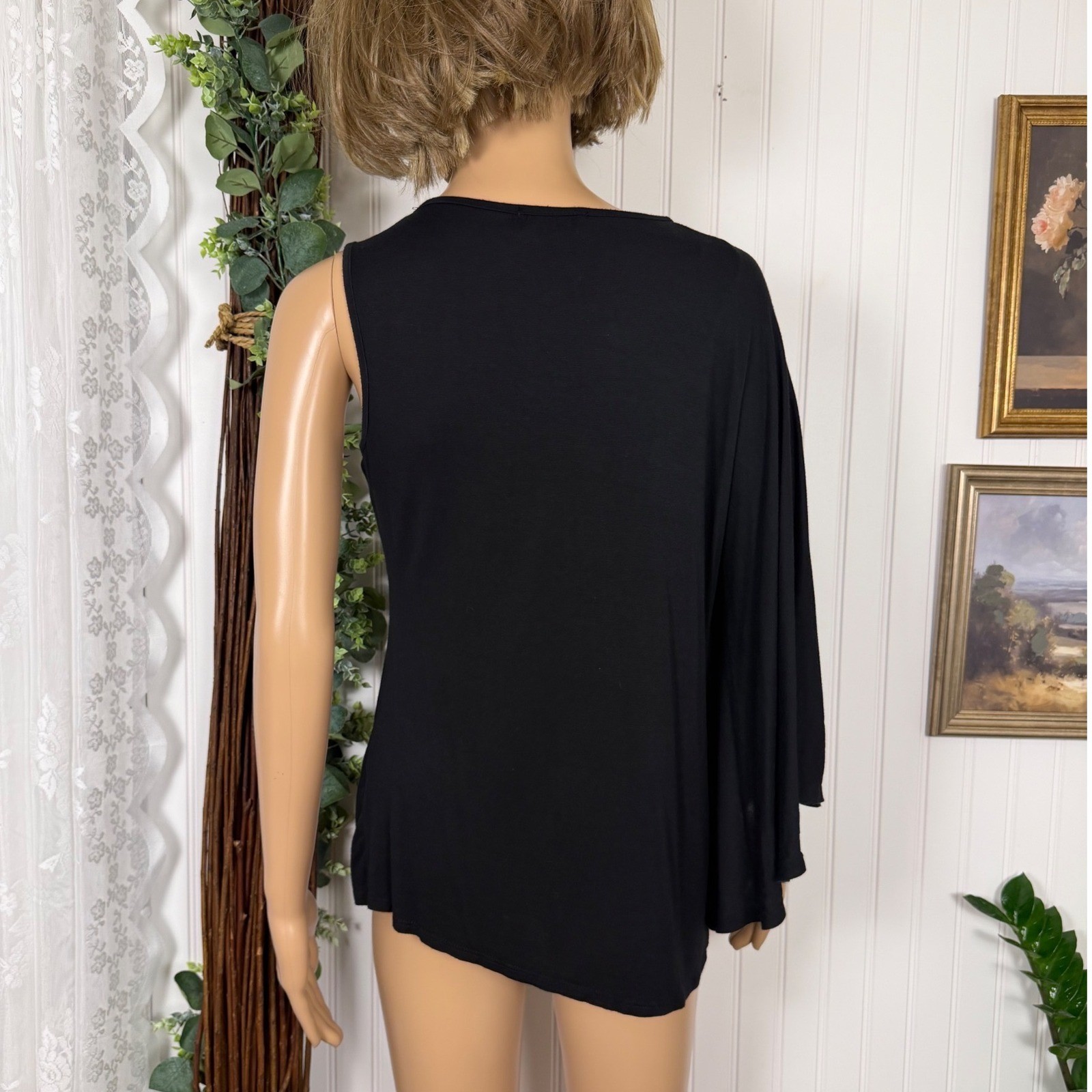 Sans Souci Asymmetrical Cape Top Womens Large Black Excellent Floral Half Cape