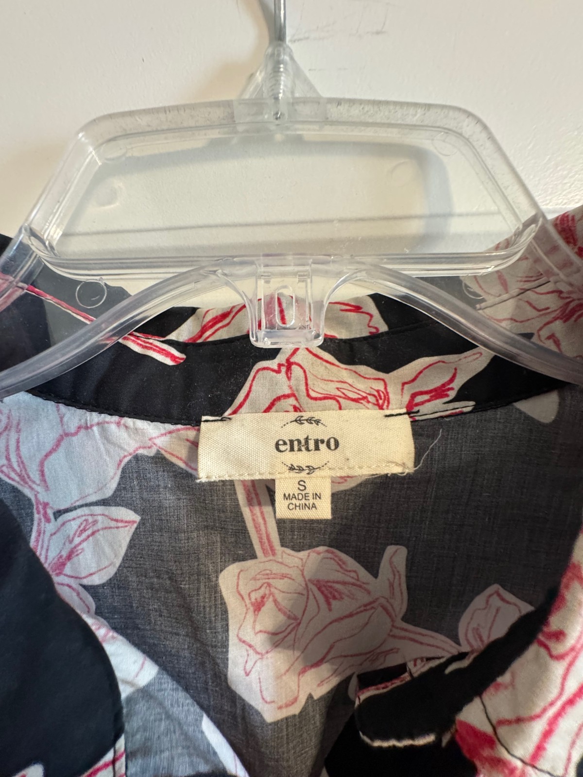 Entro top black floral print with red scalloped trim Sz Small