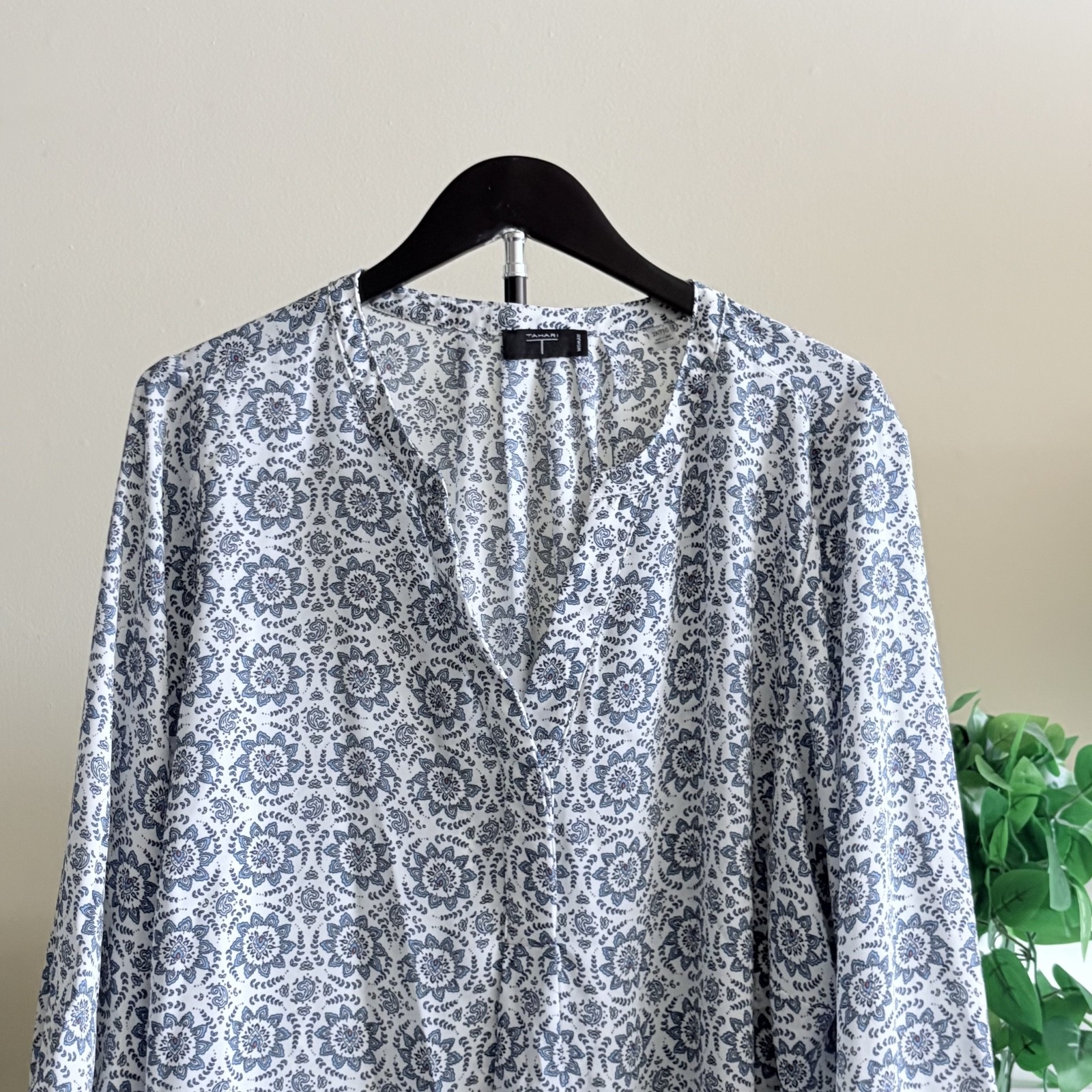 Tahari T Woman Plus 2X Blouse White Blue Paisley Medallion Tunic 3/4 Sleeve Top