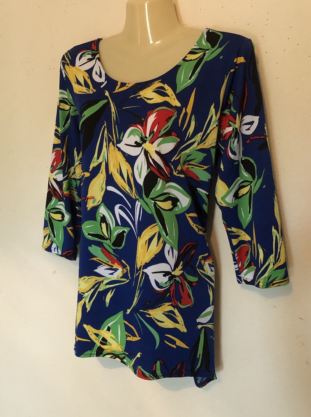 Easy Care Shark Bite Hem Tunic Top Sz Medium Blue Tropical Print Popover Blouse