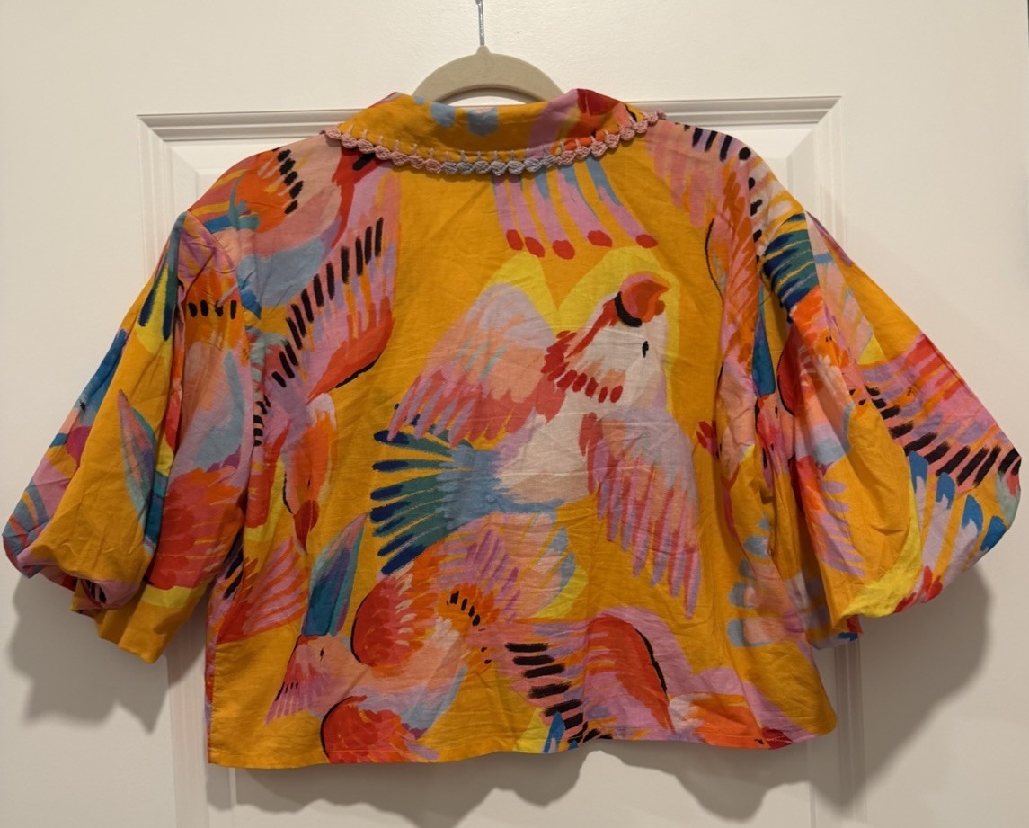 Farm Rio Neon Macaws Collar Blouse Vibrant Tropical Bird Sz S Crochet Trim Boho