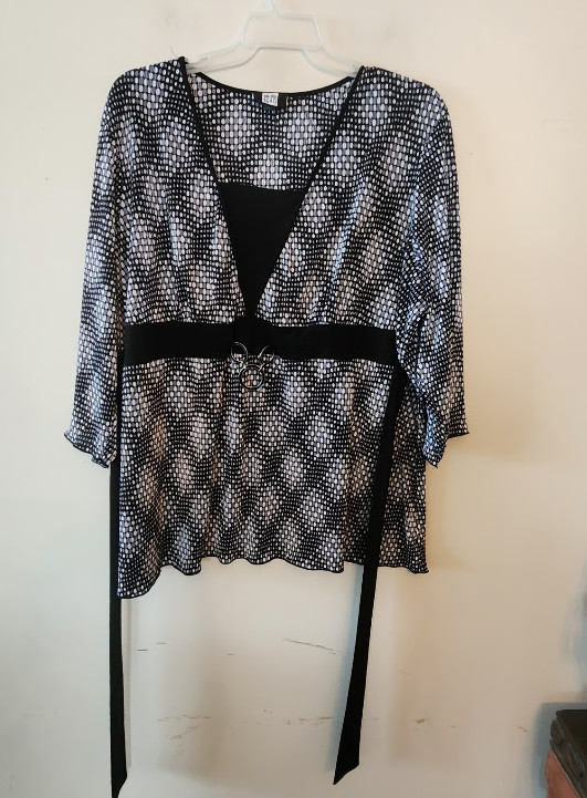 Studio 1940 v neck black and white blouse size womens 30/32w