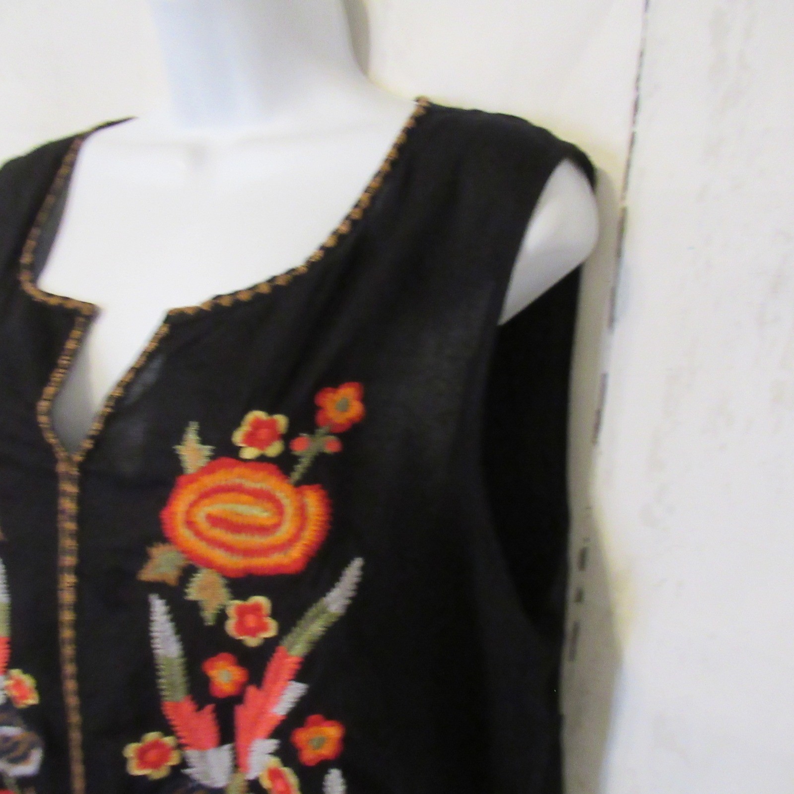 Solitaire Top L Black Floral Embroidered Sleeveless Boho Peasant Festival