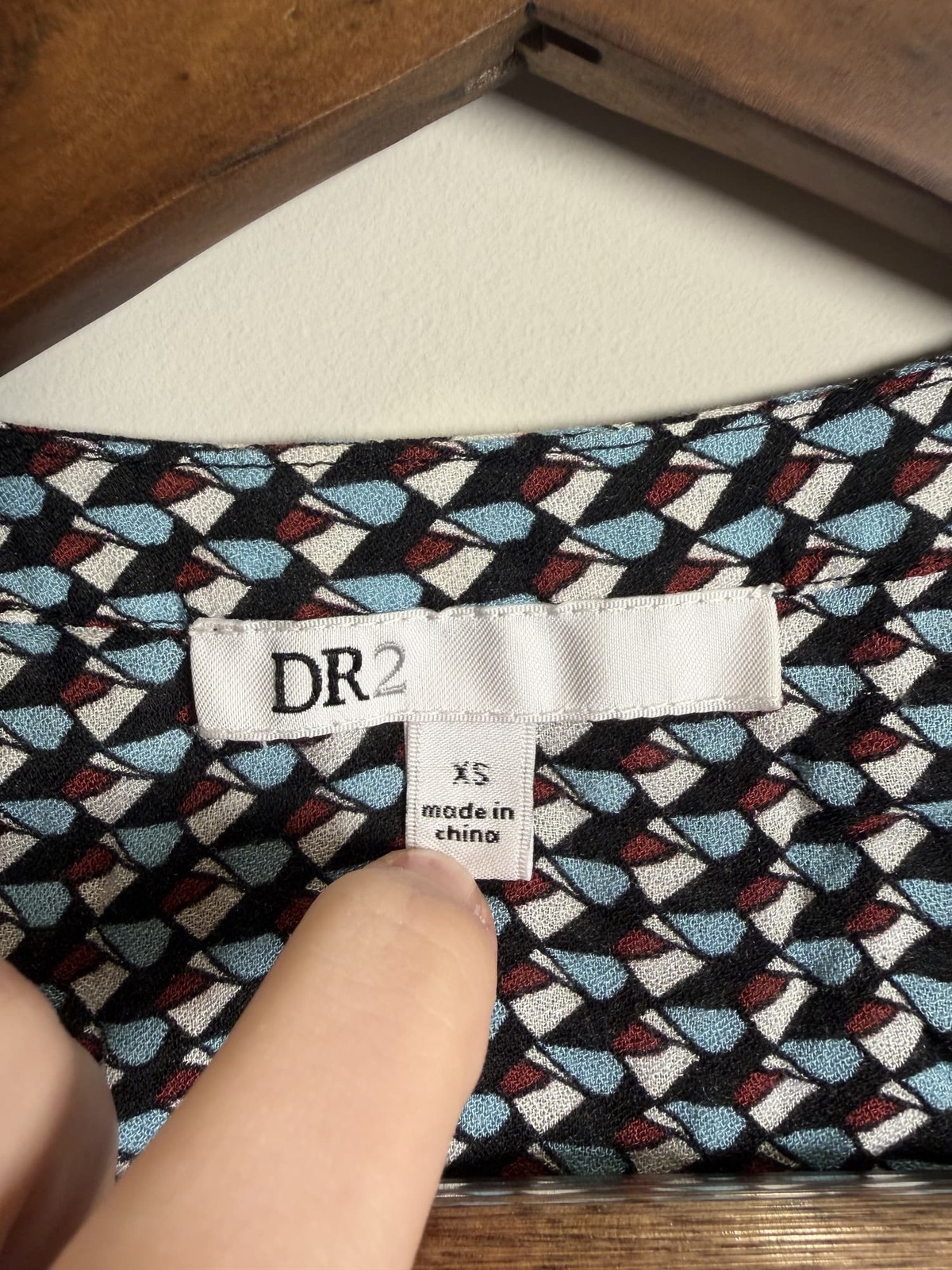 DR2 XS Geometric Print Button-Front Short-Sleeve Blouse with Tie Hem