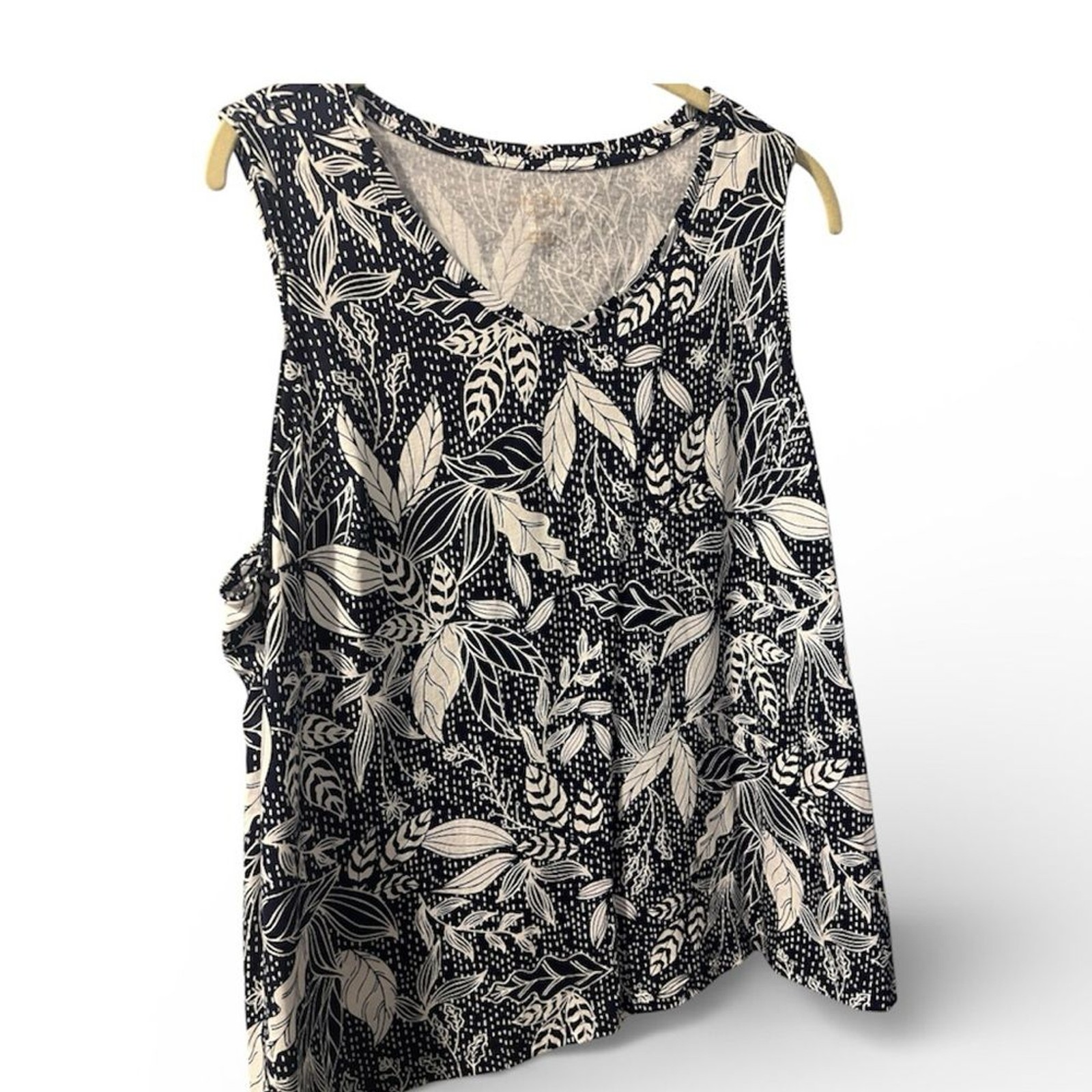 Floral Black and White Women’s Tank Top 1x Coral Bay