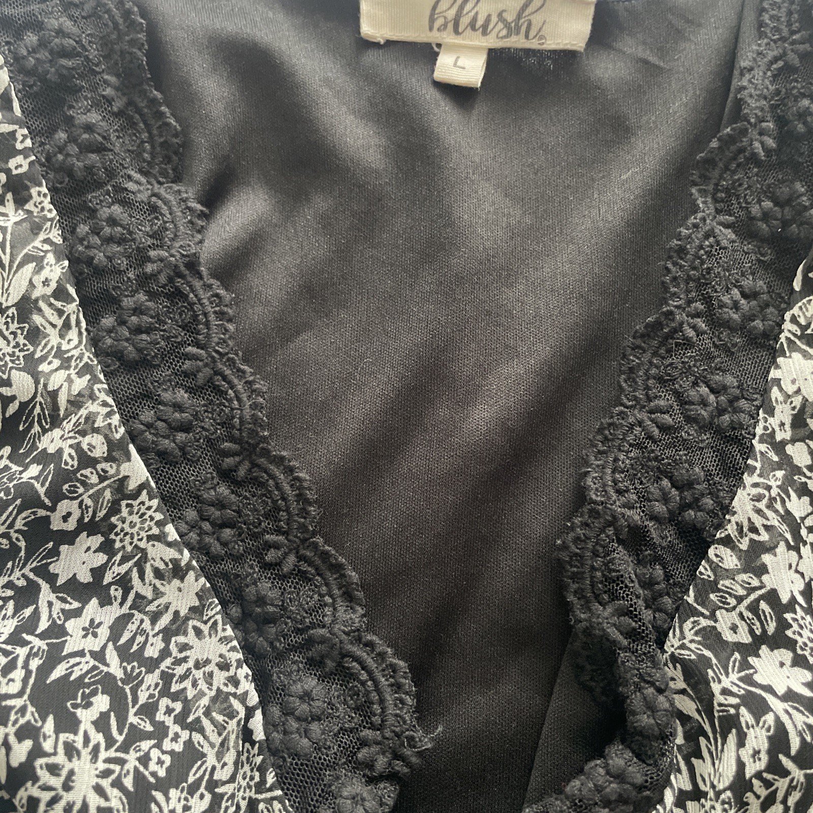 Hint Of Blush Women’s Top Size L Cropped V-Neck Lace Black White Lined Smocked