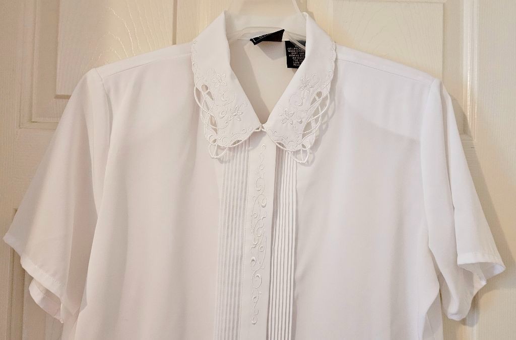 Laura Scott White Blouse~ Embroidery~ Cut Out Collar- Pleated~ Women’s Sz 12~EUC