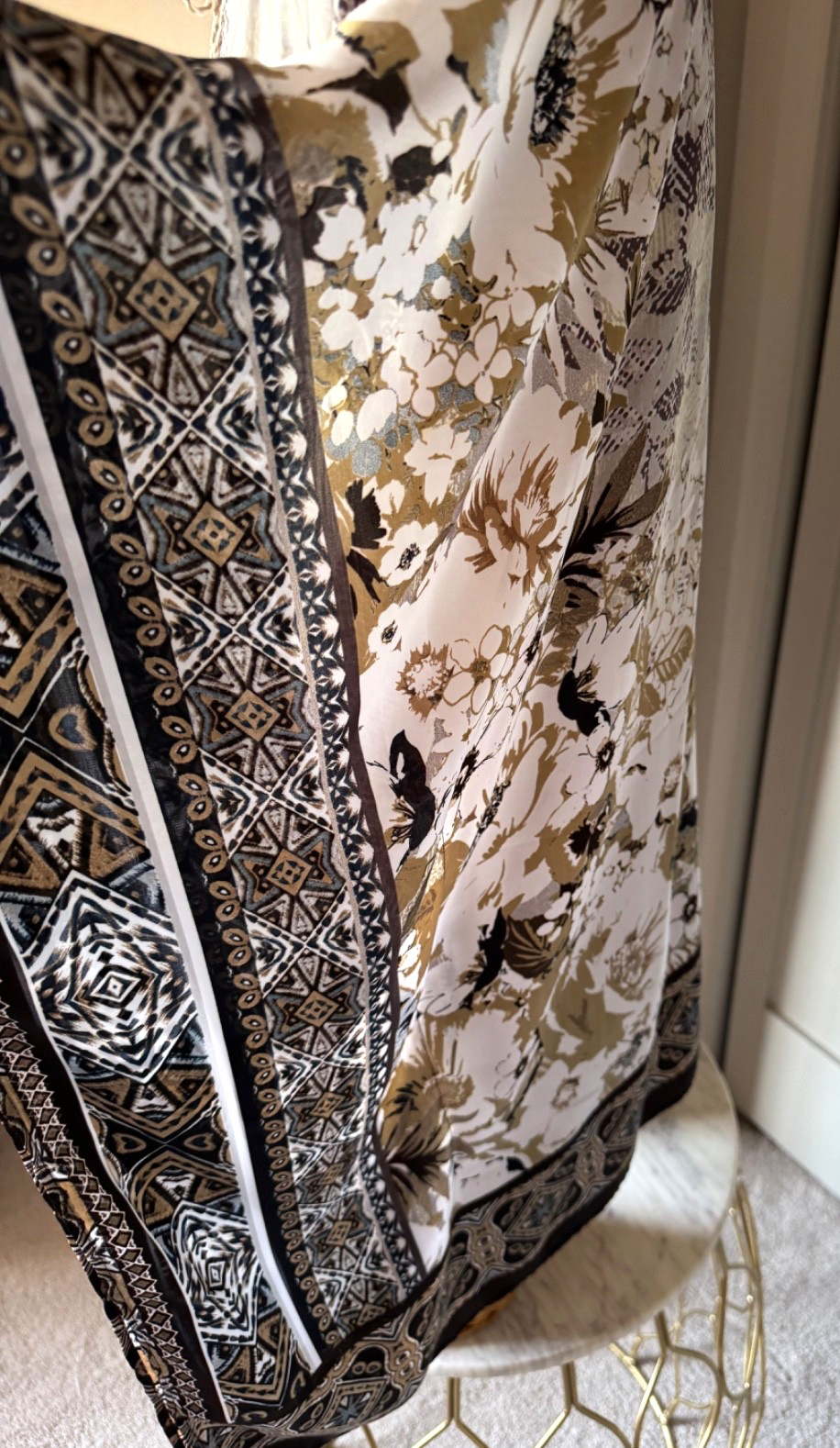 Women’s Scarf Top – Metallic Gold, White and Black. Size Large- Gorgeous!