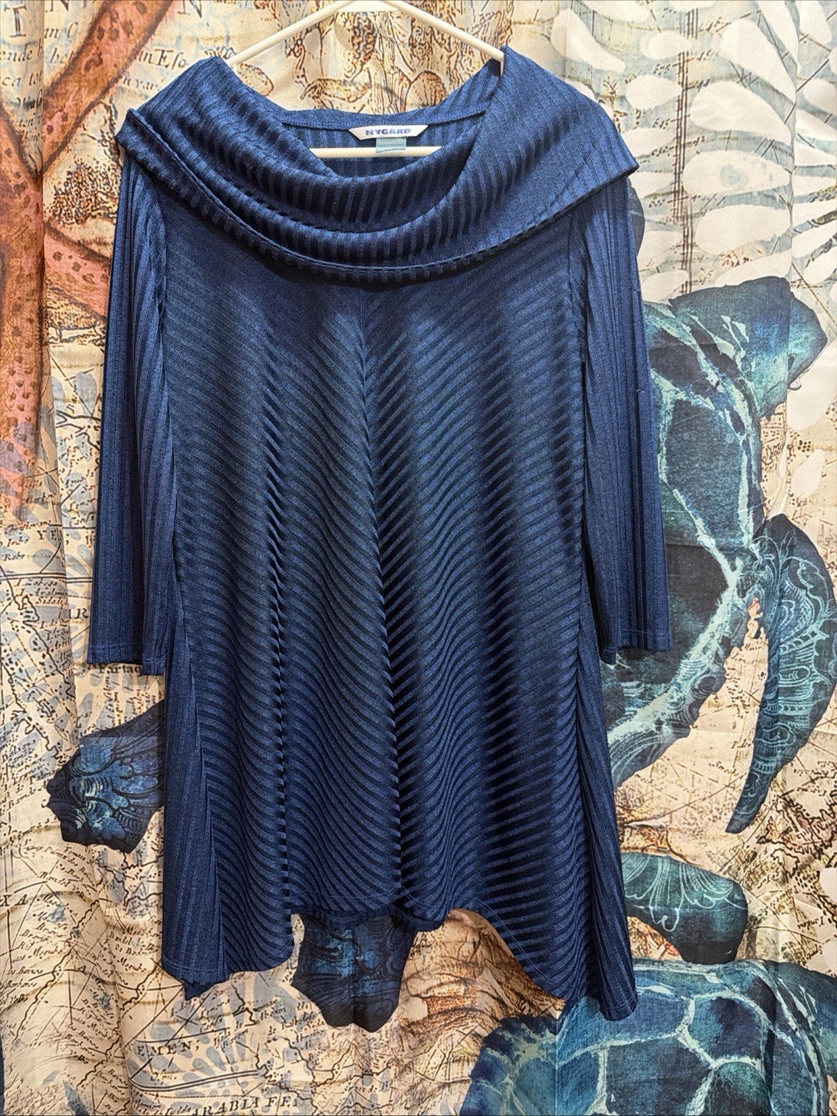 Nygard Women Top Size Médium .Made In Indonesia As Polyster .Color Red