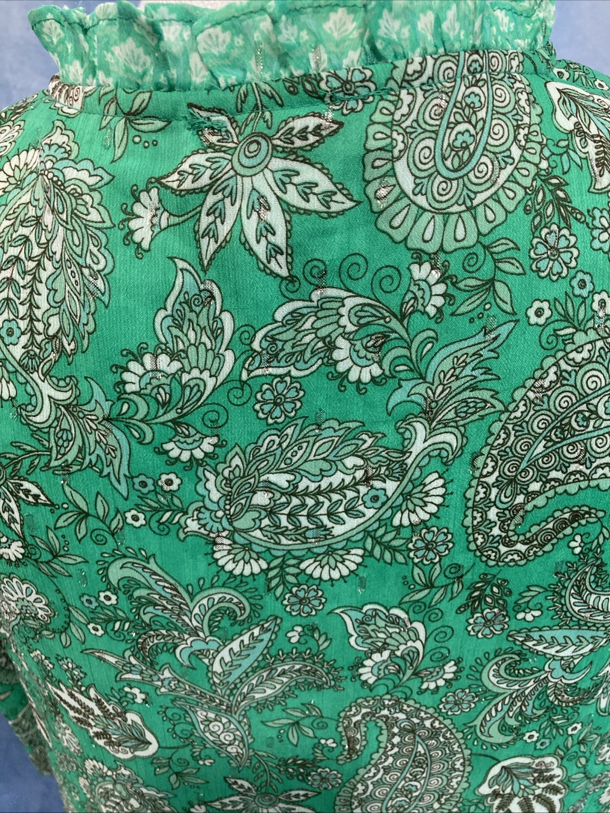 Cupcakes & Cashmere Green Paisley Ruffle Blouse Top XS EUC Puff Sleeve Tie Neck